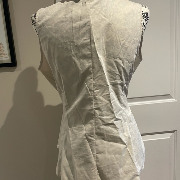 Stunning sleeveless cream blouse with floral motif neckline. - Picture 4 of 6